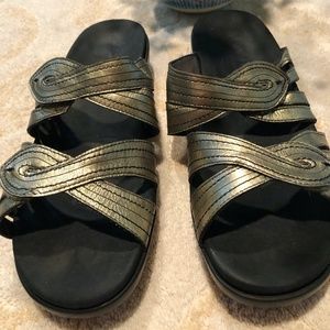 Aravon champagne slides size 8 ½ (39)